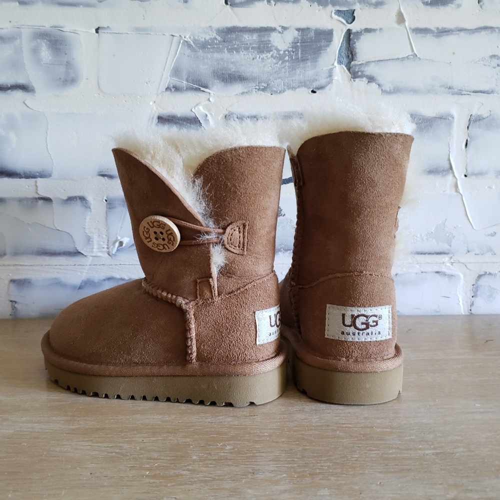 NWOT Toddler UGG Bailey Button Boots in chestnut